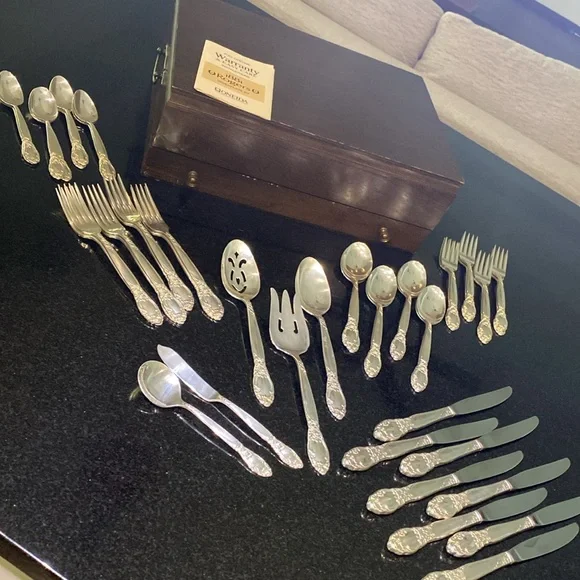 Vintage Oneida Ltd Silversmiths Flatware Set of 45 Pieces with Anti Tarnish Box - Picture 14 of 17